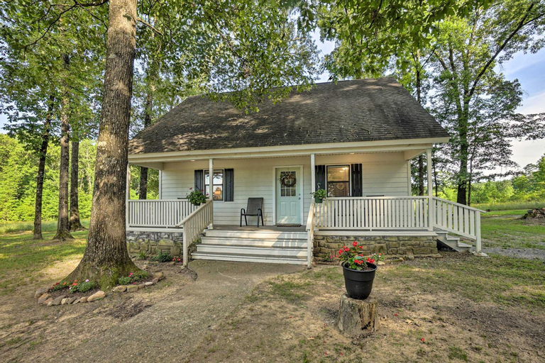 Peaceful Broken Bow Cottage with Fire Pit!, McCurtain