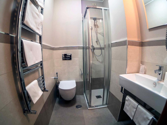 Bathroom 3, Albergo Dei Leoni, Rome