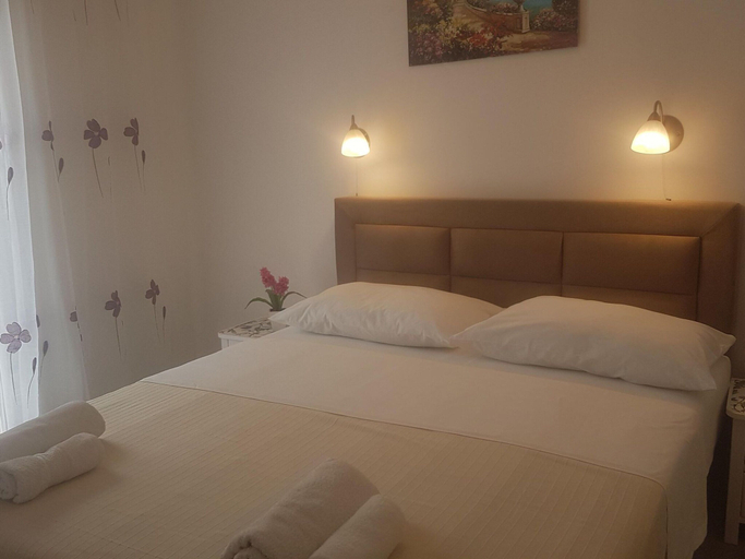 Bedroom 2, Simplistic Holiday Home in Okrug Gornji With Swimming Pool, Okrug