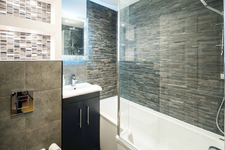 Bathroom, Delightful 1-bedroom Apartment In Whitechapel, London