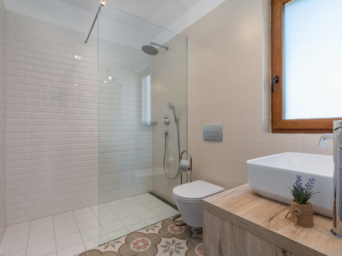 Bathroom 4, Gorgeous Villa With Pool and Terrace Surrounded by Nature, Karojba