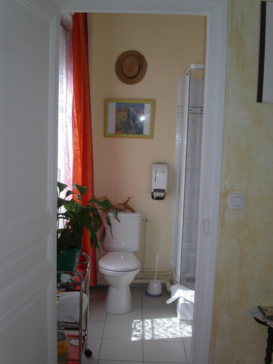 Bathroom 3, Hotel le Dauphin, Orne