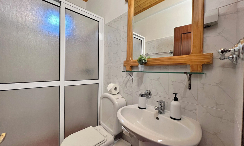 Bathroom 3, Maiata Beach House 1, Machico