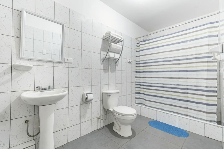 Bathroom 2, Kurmi House Lima Airport, Callao