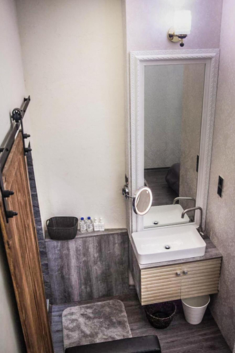 Bathroom 4, Summer night, Tainan
