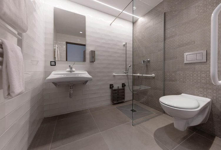 Bathroom 2, Hotel OTP Balatonszemes, Balatonföldvári