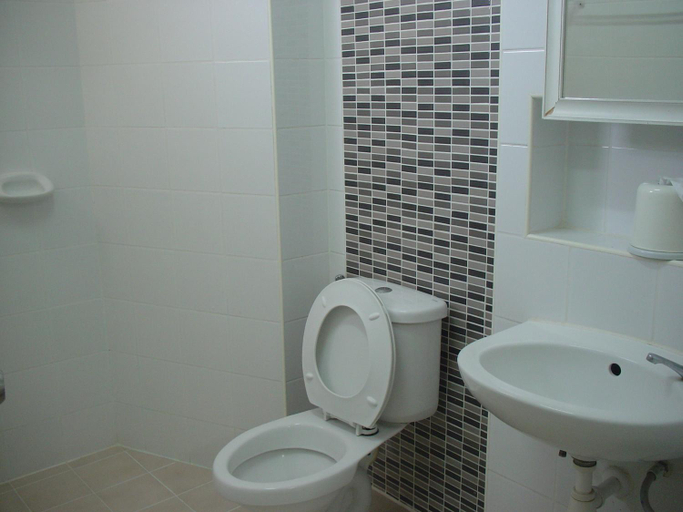 Bathroom 4, The European Place, Lak Si