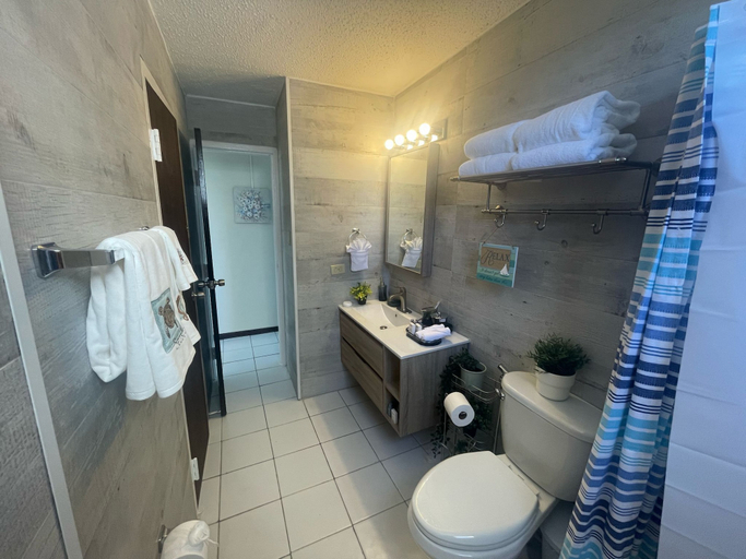 Bathroom 4, Ocean View 2 Bed 1 Bath 2 Parkings Pool