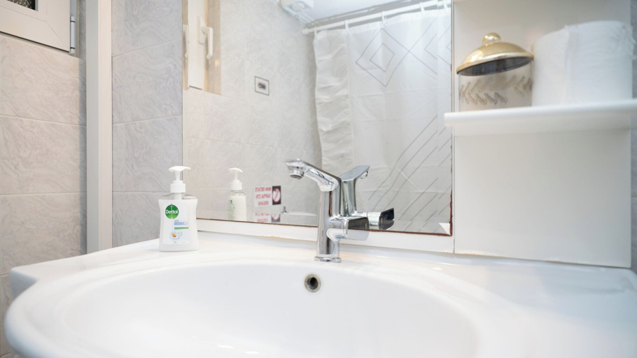 Bathroom 2, Romance Dream Meteora 1, Thessaly