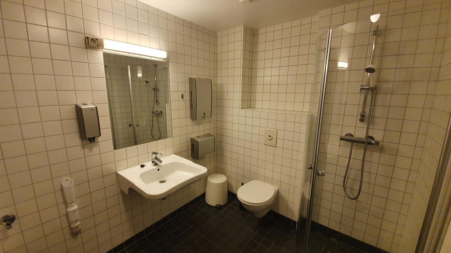 Bathroom 3, City Hostel Bergen, Bergen