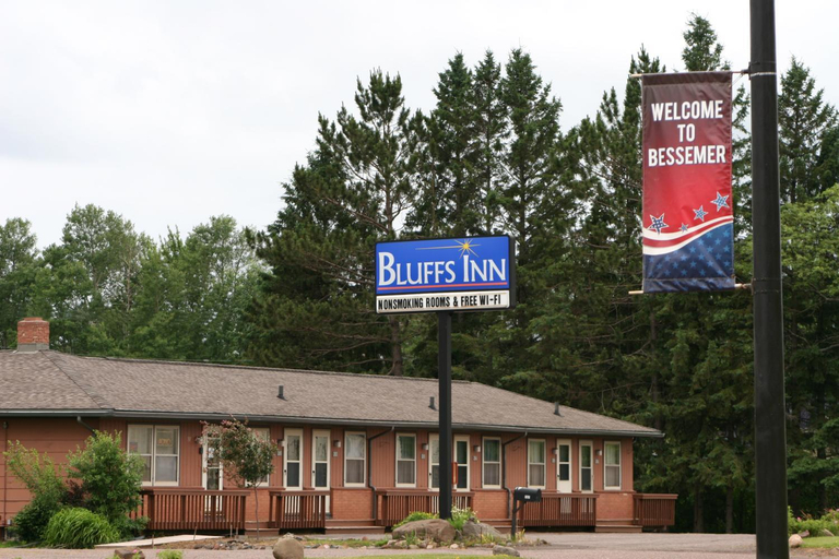 Others 3, Bluffs Inn, Gogebic