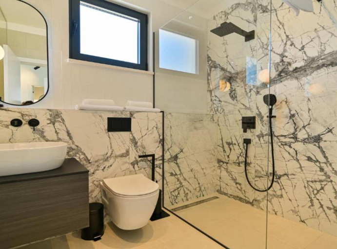Bathroom 4, Villa Olive, Okrug