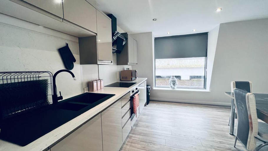 Others 5, Inviting 2-bed Apartment in Liverpool, Sefton