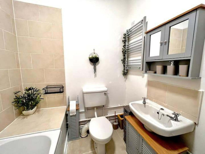 Bathroom 4, Lovely 2-bed Apartment in Liverpool, Sefton