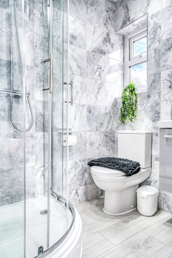 Bathroom 2, Kunda House Pershore 1268-1266, Birmingham