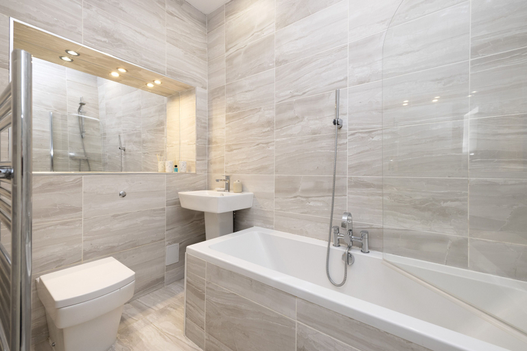 Bathroom 3, JOIVY 4-Bed Stylish Flat In Edinburgh City Centre, Edinburgh