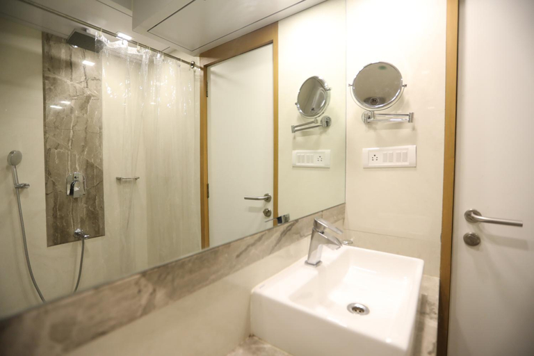 Bathroom 4, Citizen Hotel, Mumbai Suburban