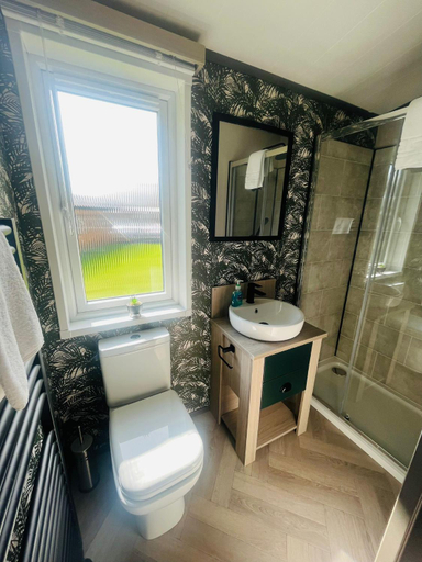 Bathroom 2, Evergreen Lodge with Hot Tub, East Riding of Yorkshire