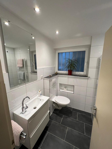 Bedroom 2, Großzugiges Zimmer mit Terrasse am Rheinsteig, Neuwied