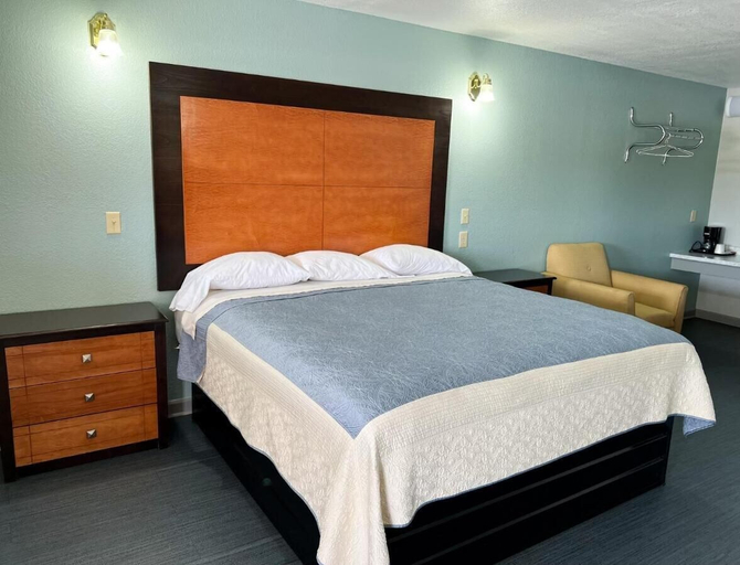 Bedroom 2, Regency Inn Bald Knob, White