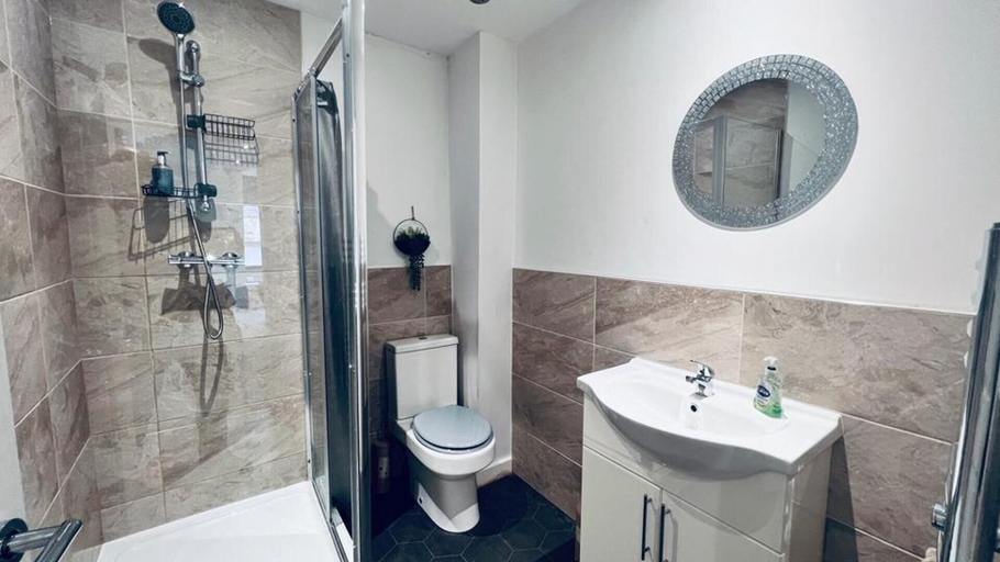 Bathroom, Inviting 2-bed Apartment in Liverpool, Sefton