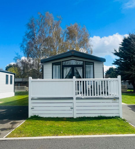 Exterior & Views 1, Evergreen Lodge with Hot Tub, East Riding of Yorkshire