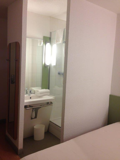Bathroom 5, ibis budget Rambouillet, Yvelines