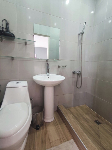 Bathroom 4, Downtown Hotel, Analamanga