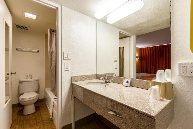 Bathroom 4, Motel 6 Glendale, AZ, Maricopa