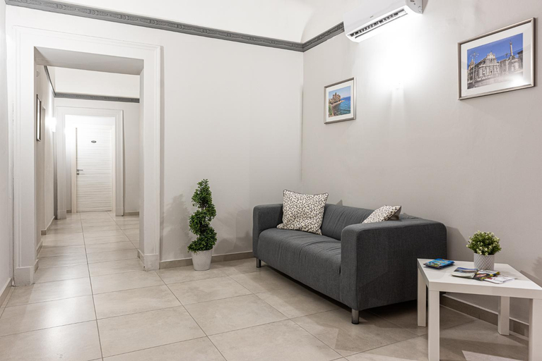 Others 5, Hotel Costanza, Catania