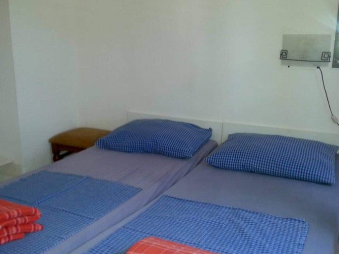 Bedroom 2, Spacious Holiday House Hana, Sleeps 12, Pašman