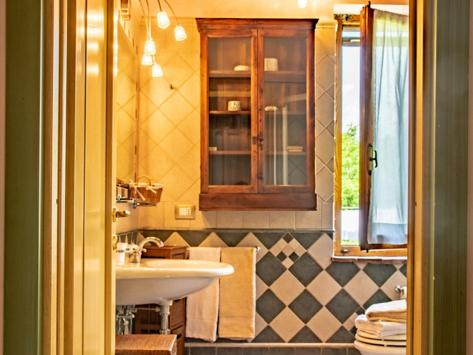 Bathroom, Cottage in Tuscany With Private Pool, Pistoia