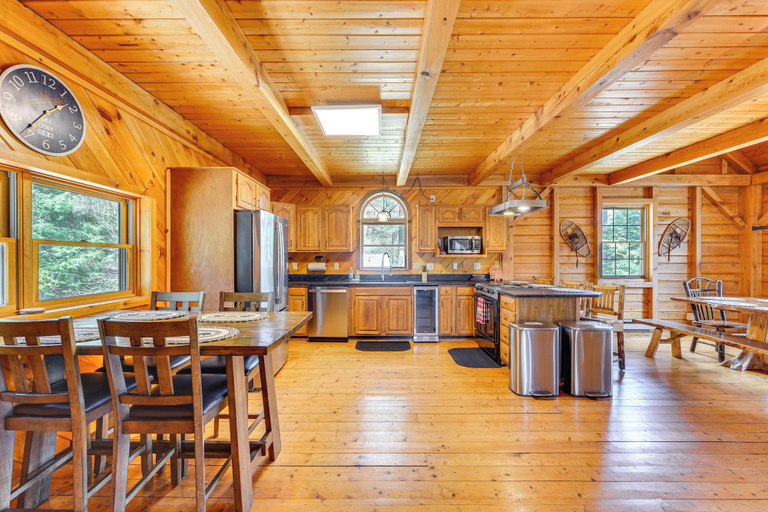 Food & Drinks 5, Athol Cabin w/ Deck & Fire Pit, 10 Mi to Lake, Warren