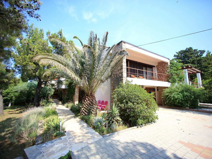 Exterior & Views 2, Fantastic Holiday Home With Amazing Garden, Private Pool, Directly on the Beach, Starigrad