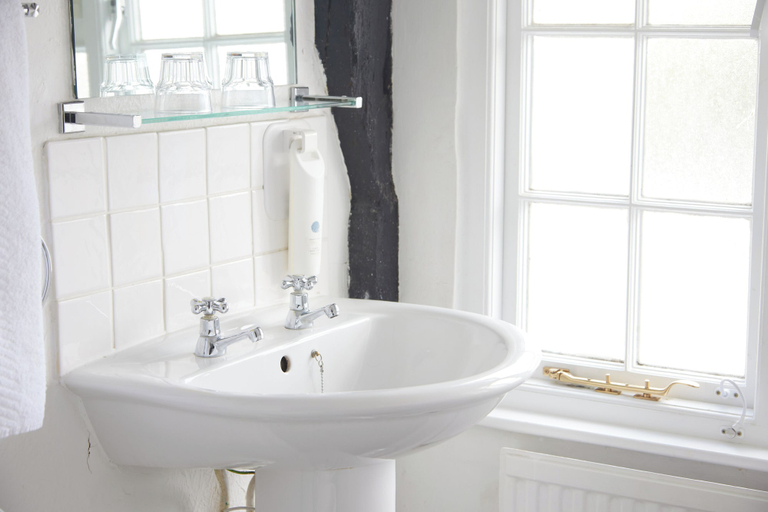 Bathroom 3, Bell Hotel & Inn by Greene King Inns, Central Bedfordshire