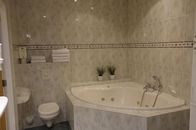 Bathroom 16