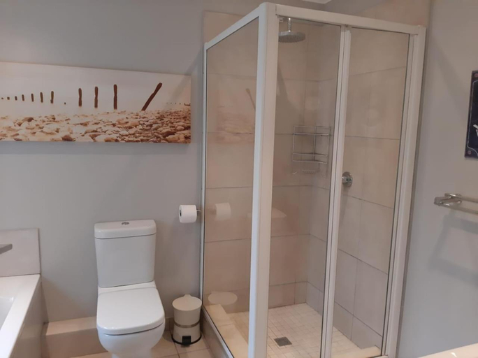 Bathroom 4, 8 Oyster & 8A, eThekwini