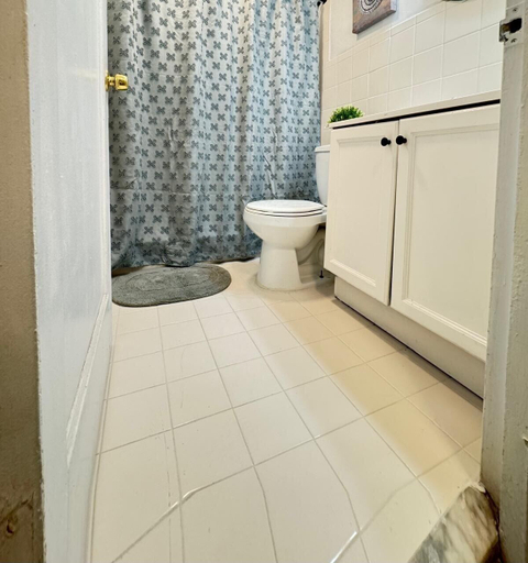 Bathroom 2, La Mare, Broward