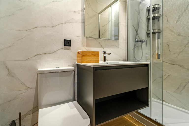 Bathroom, Edificio Fenix by Plaza Mayor Apartamentos, Valladolid