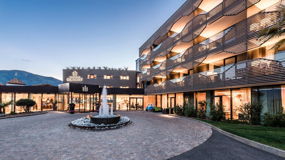 Exterior & Views