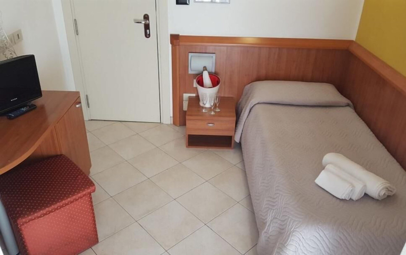 Bedroom 4, hotel bengasi, Rimini