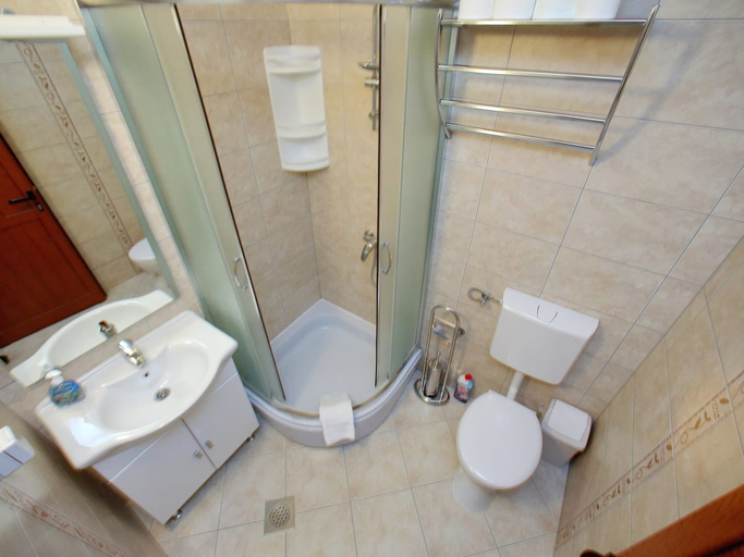 Bathroom 4, Fantastic Holiday Home With Amazing Garden, Private Pool, Directly on the Beach, Starigrad