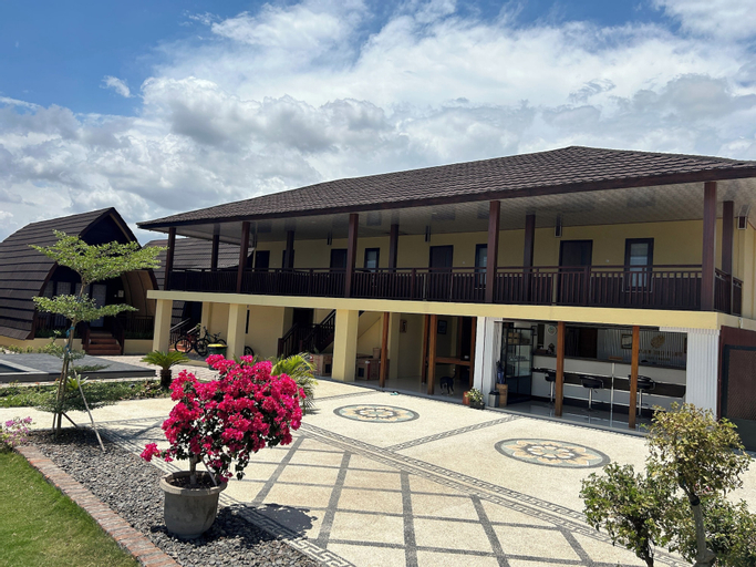 Exterior 3
