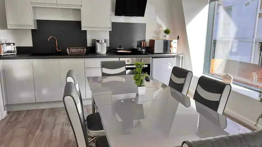 Others 4, Immaculate 2-bed Apartment in Liverpool, Sefton