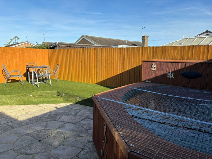Property grounds 3, 2-bed Bungalow, Sleeps 6, Parking & Pet Friendly, Lincolnshire
