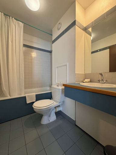 Bathroom 4, Hôtel Paris Vésinet, Yvelines