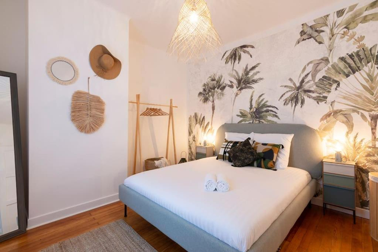 2, Bohemian Bakoua & Chesterfield Cottage, hyper-centre, Moselle