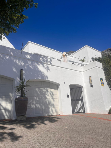 Cozy Camps Bay House with mountain and sea view, City of Cape Town