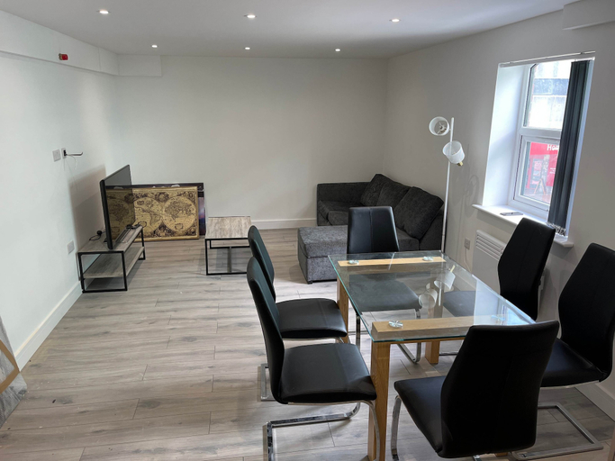 Others 5, Modern 3 Bedrooms Apt. 01 - Camberley, Surrey