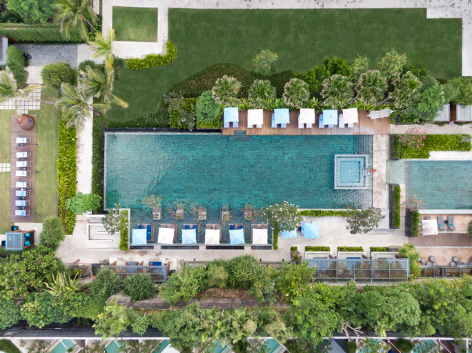 Exterior & Views 28